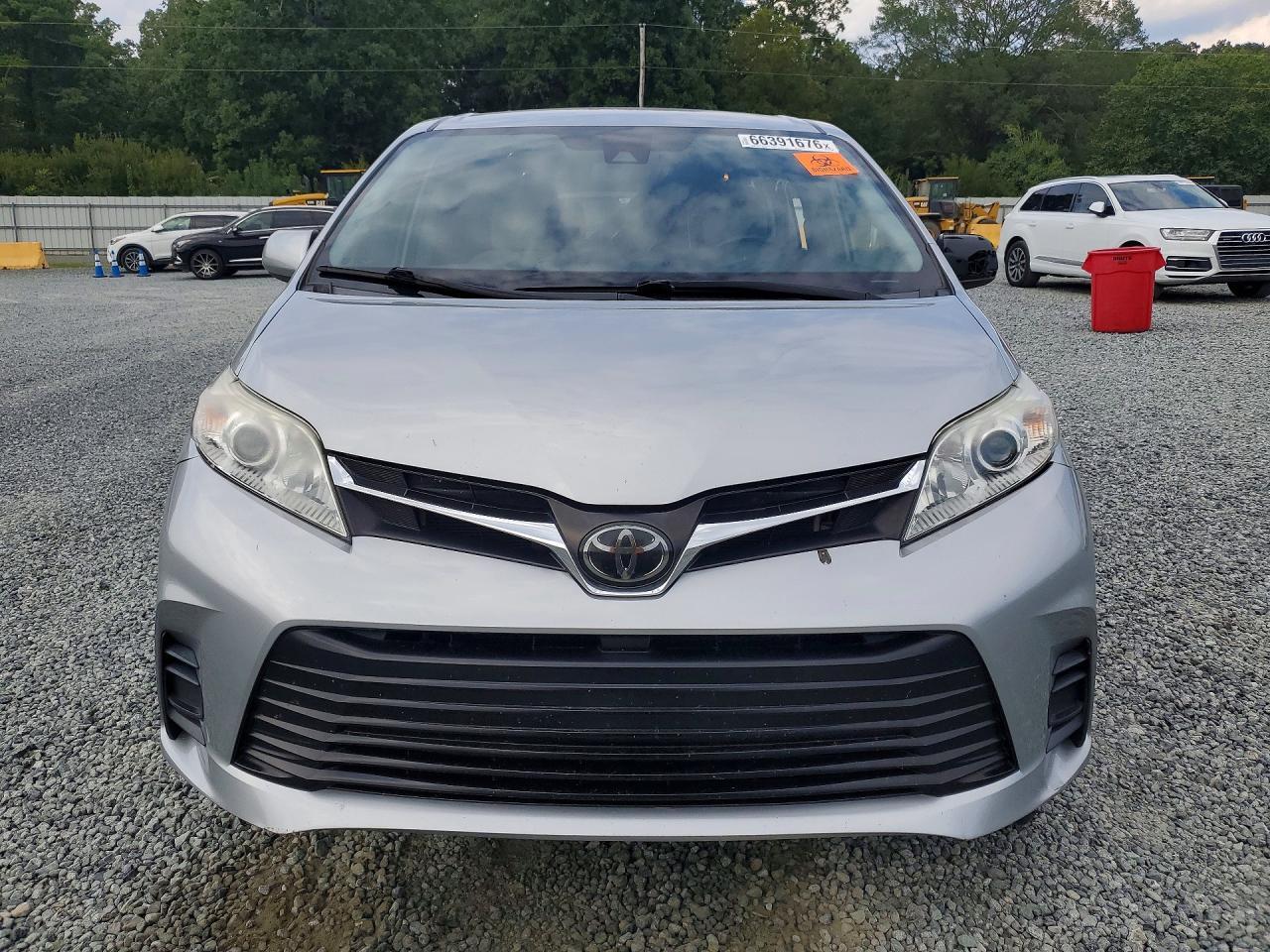 2020 Toyota Sienna Le - Фото 5