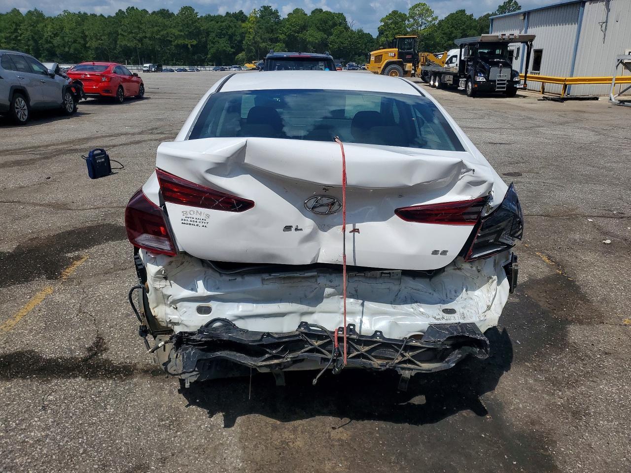 2020 Hyundai Elantra Se - Image 6