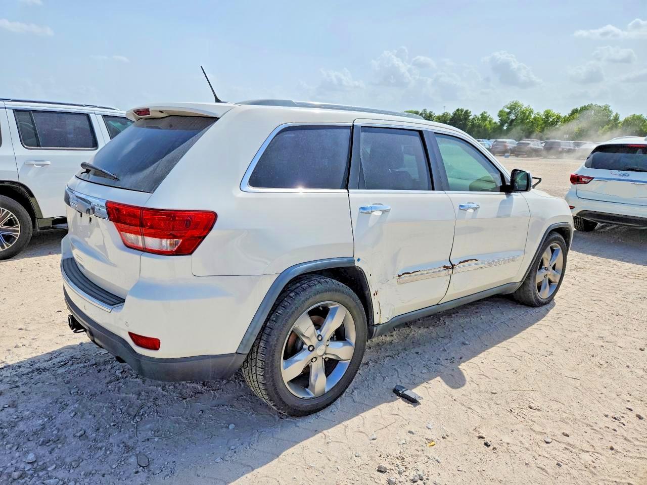 2012 Jeep Grand Cherokee Overland - Image 3