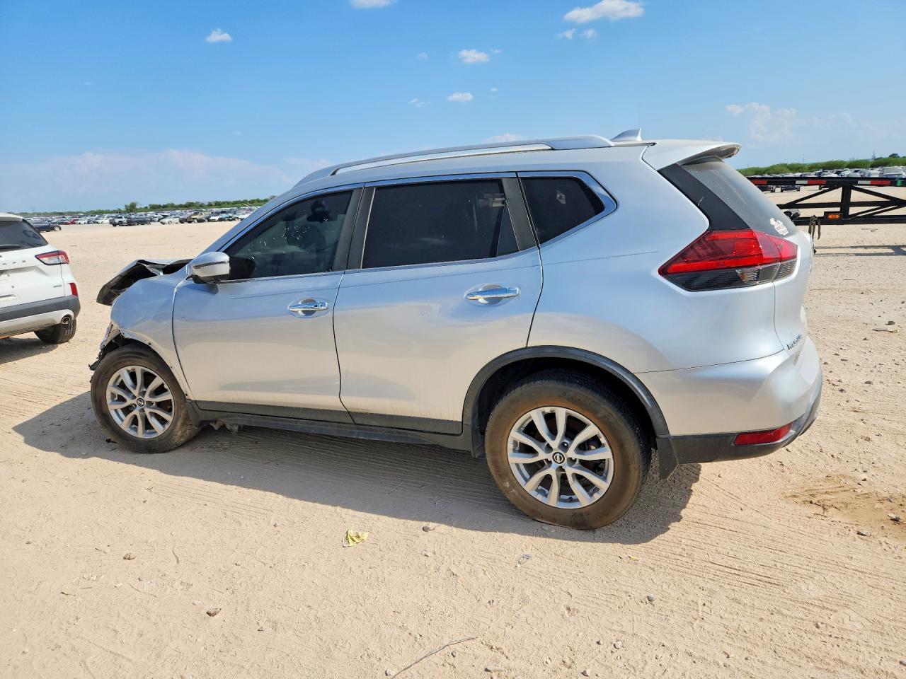 2017 Nissan Rogue Sv - Image 2