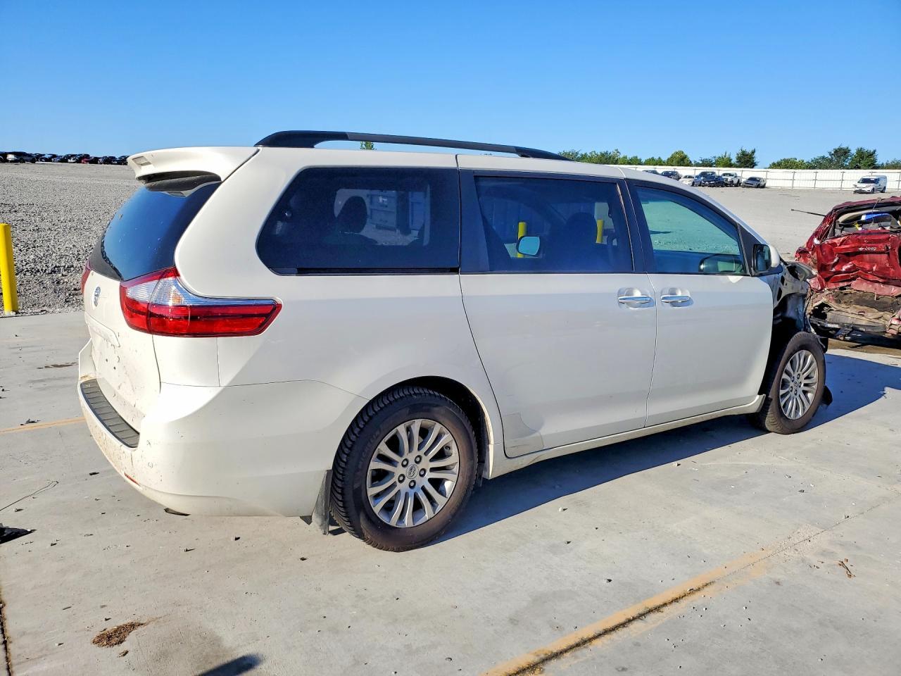 2017 Toyota Sienna Xle Premium 8-Passenger - Фото 3