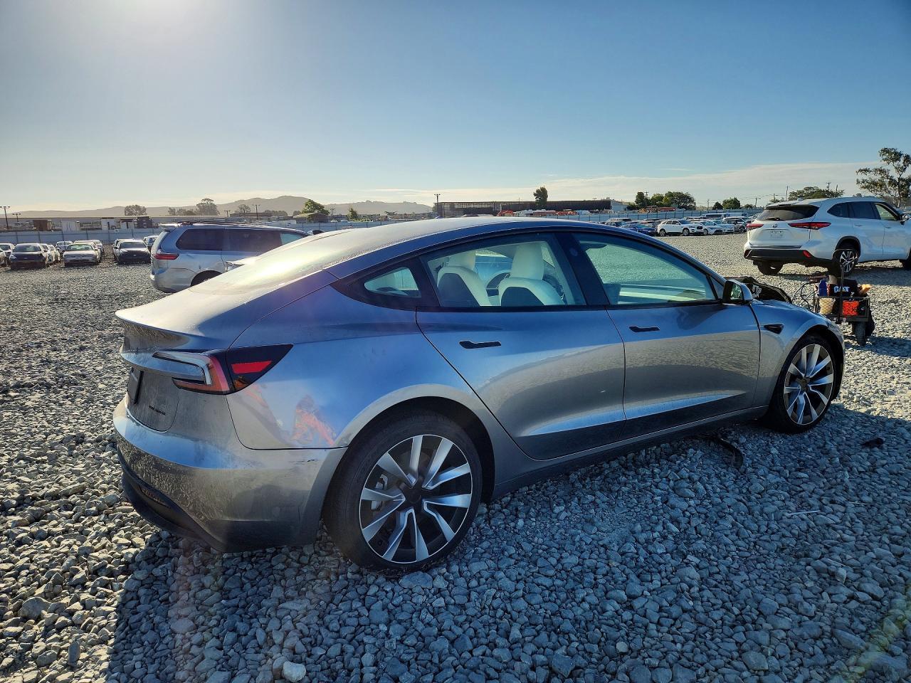 2026 Tesla Model 3 - Фото 3