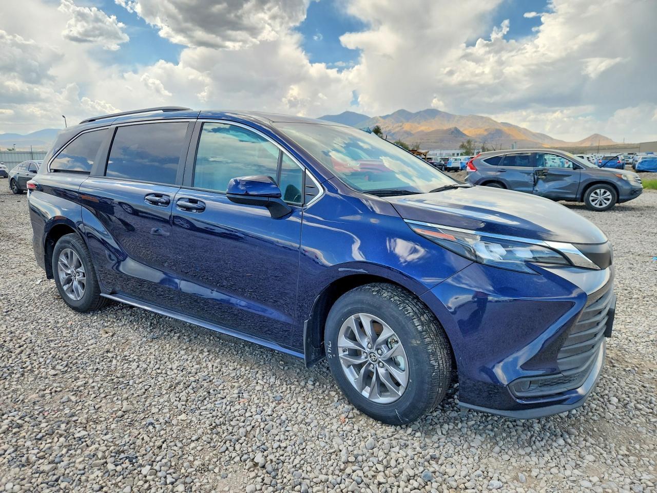 2025 Toyota Sienna Le 8-Passenger - Фото 4