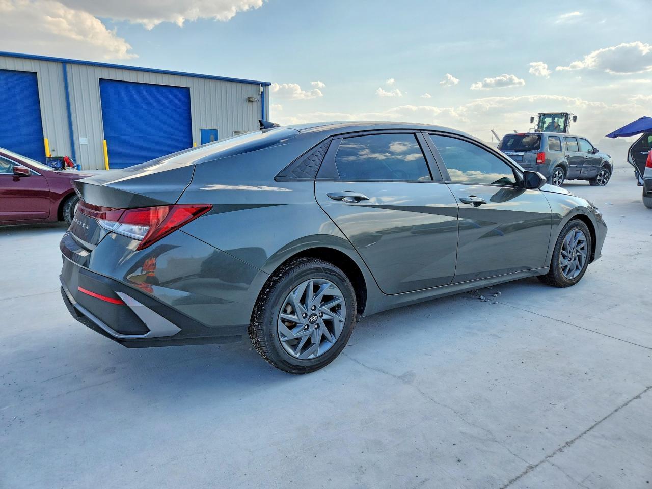 2024 Hyundai Elantra Sel - Image 3