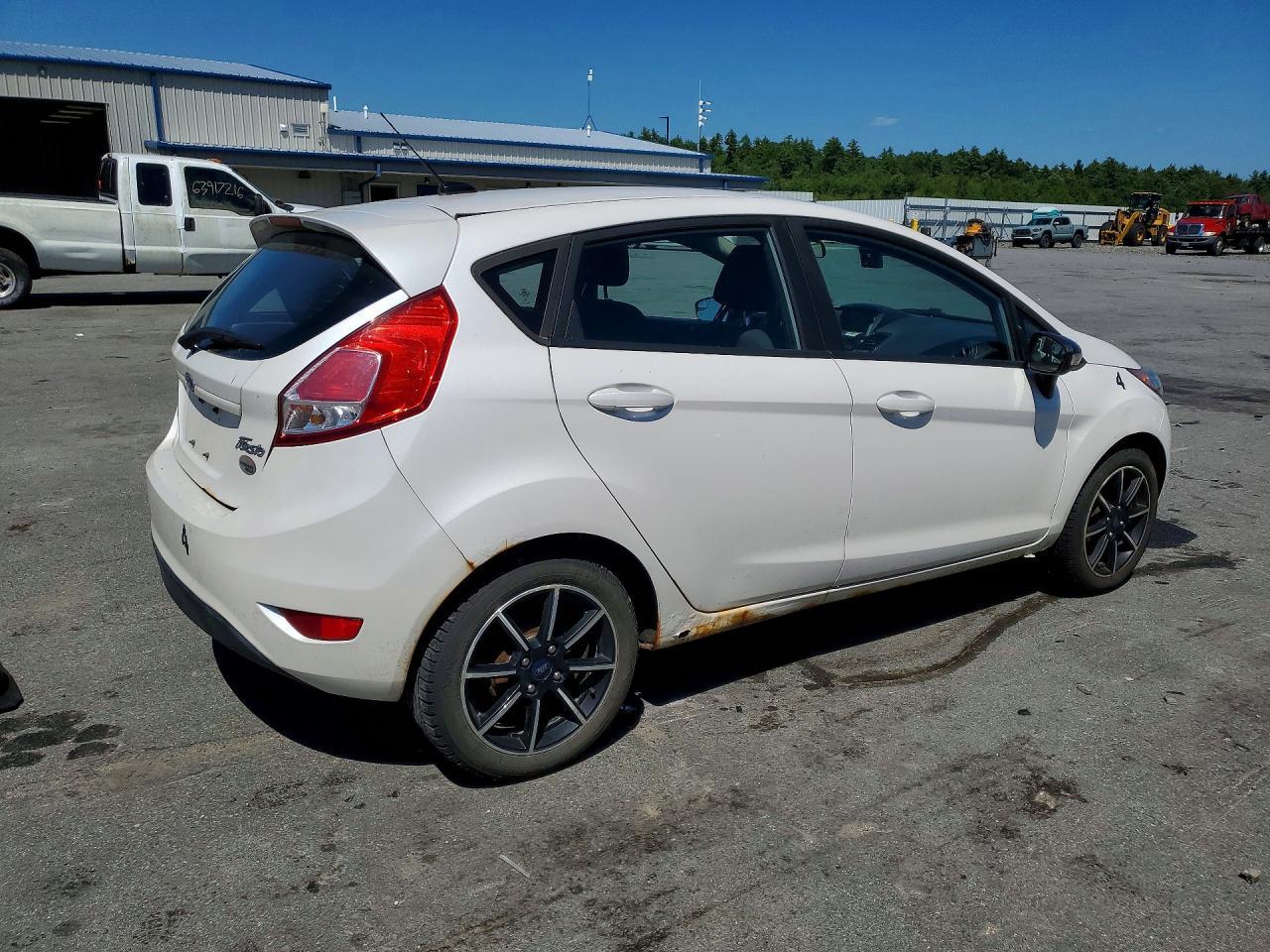 2016 Ford Fiesta Se - Фото 3