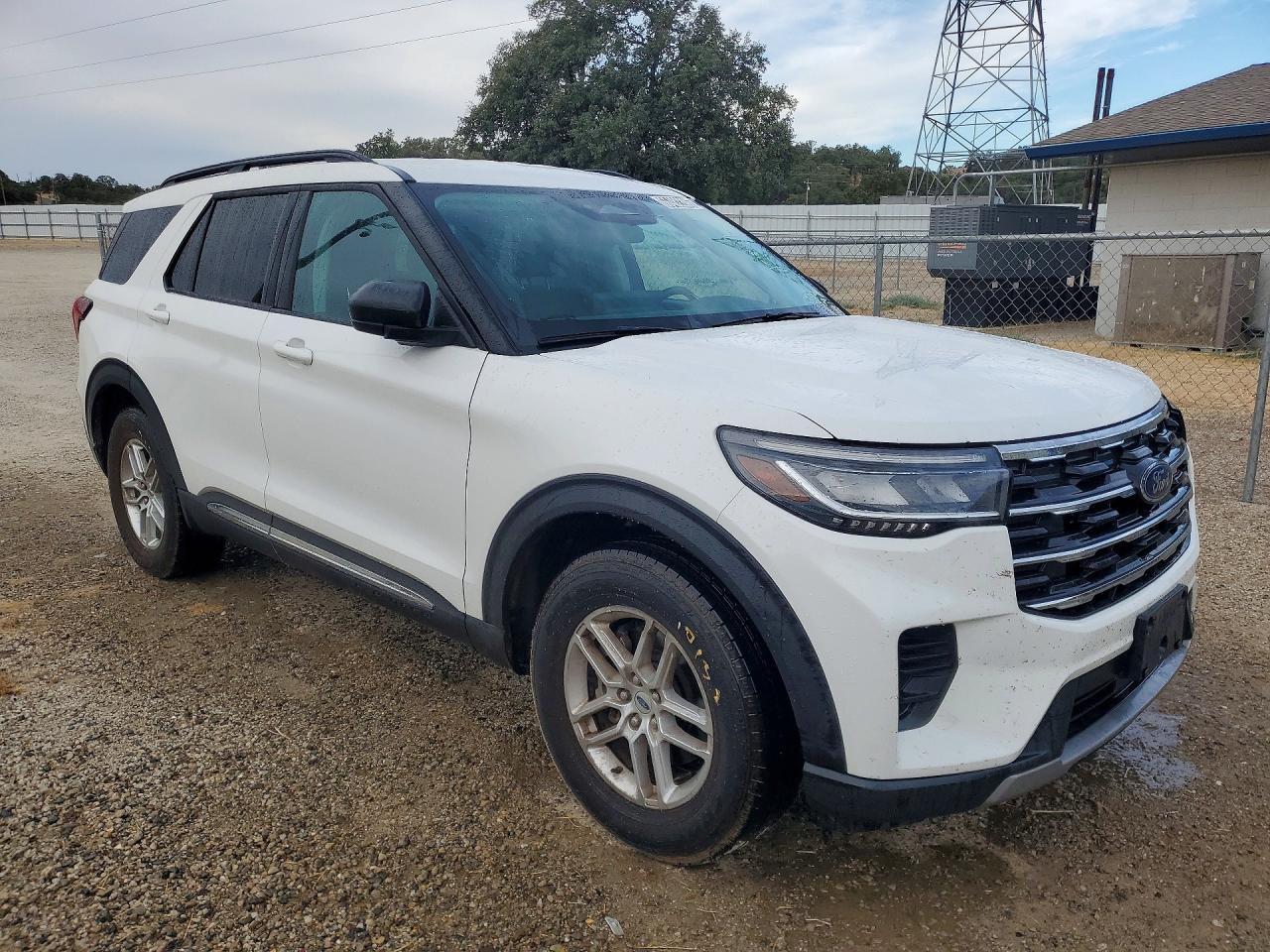 2025 Ford Explorer Active - Image 4