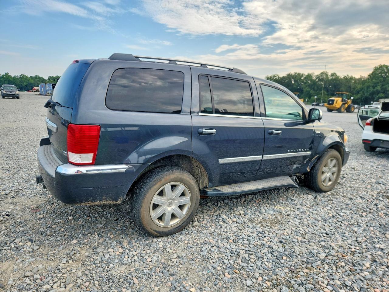 2008 Chrysler Aspen Limited - Image 3