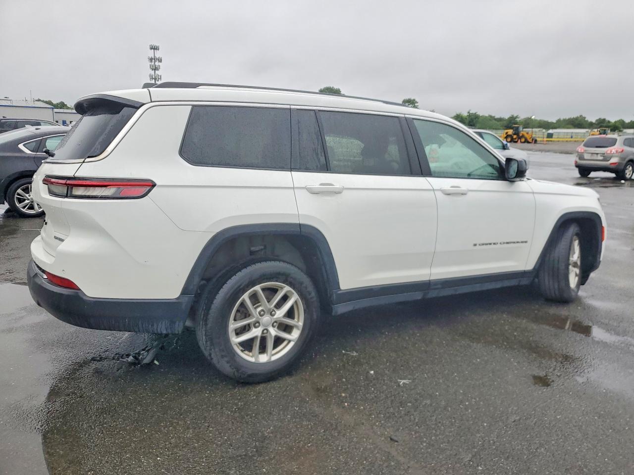 2021 Jeep Grand Cherokee L Laredo - Image 3