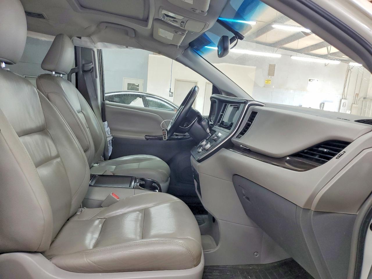2015 Toyota Sienna Xle 8-Passenger - Фото 7