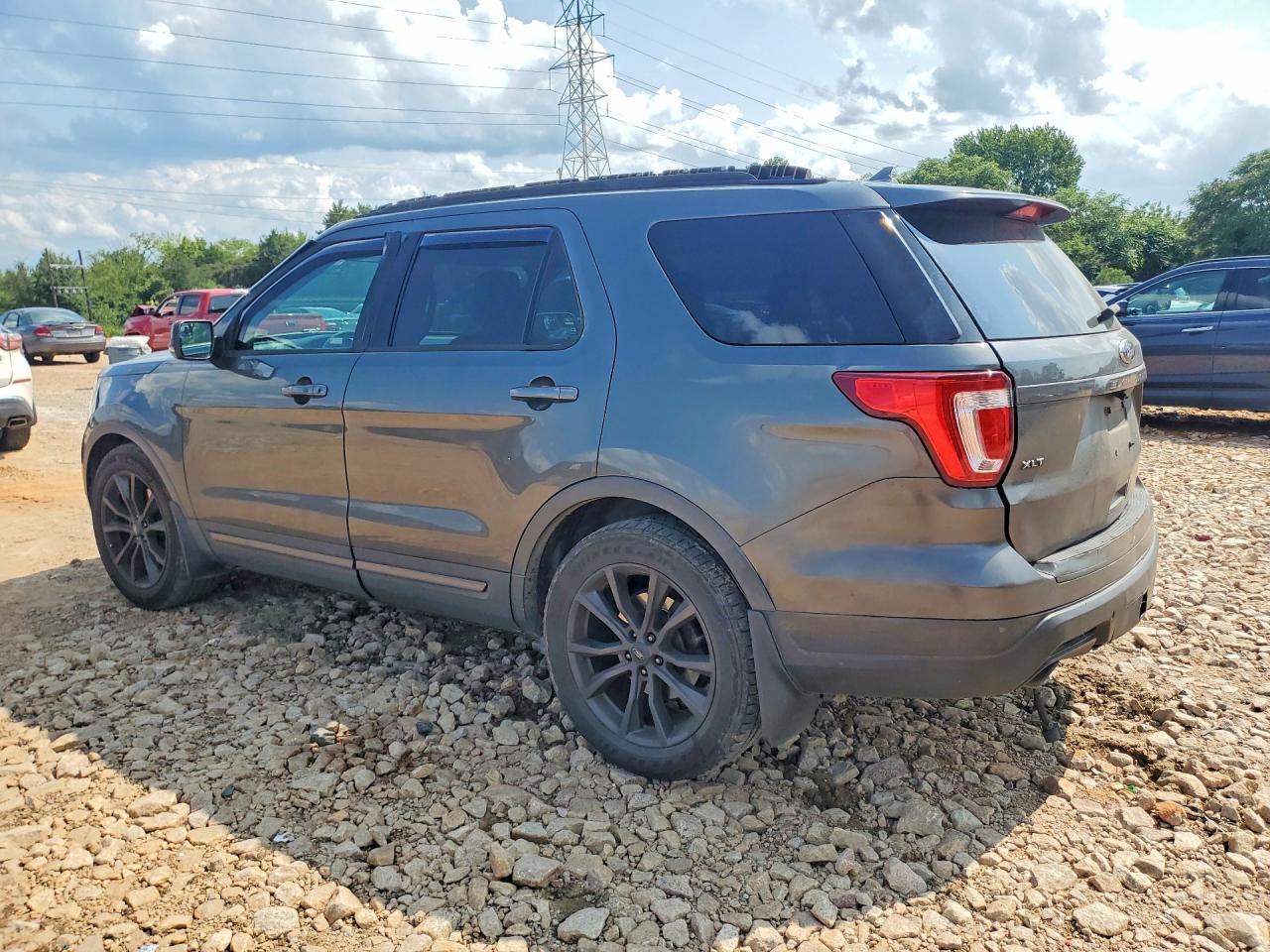 2018 Ford Explorer Xlt - Фото 2