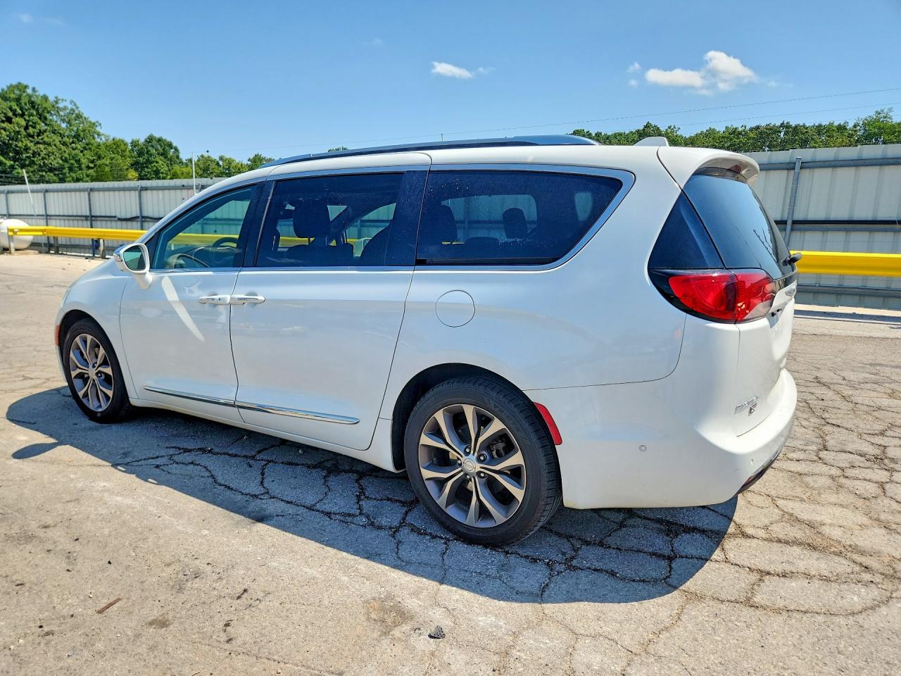 2020 Chrysler Pacifica Limited - Image 2