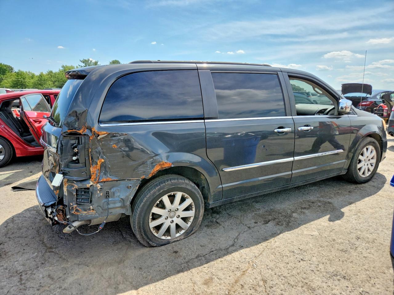2011 Chrysler Town & Country Touring L - Фото 3