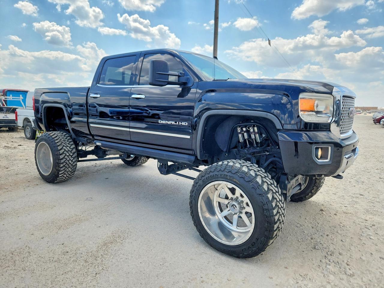 2015 GMC Sierra K2500 Denali - Image 4