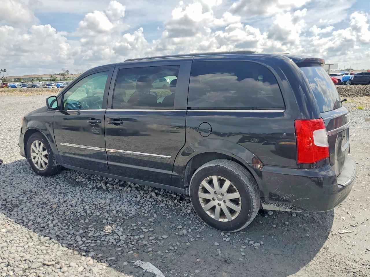 2013 Chrysler Town & Country Touring - Image 2
