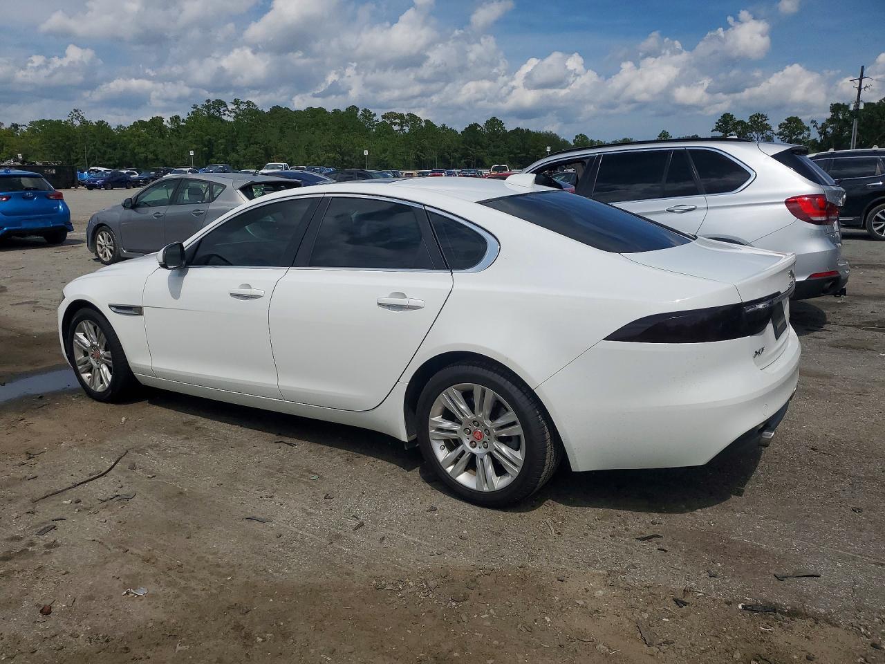 2017 Jaguar Xf Premium - Image 2