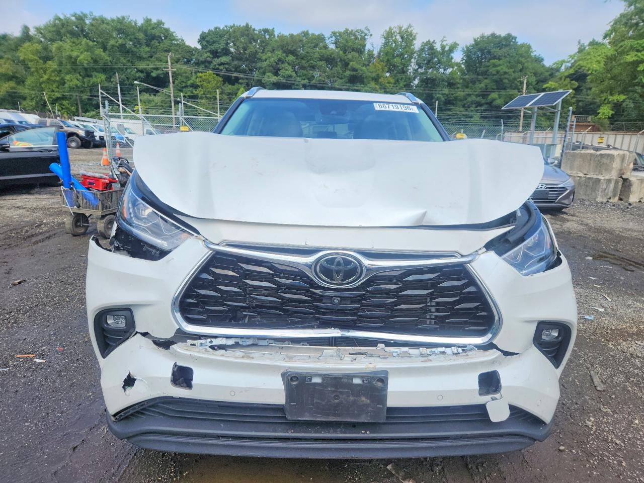 2022 Toyota Highlander Limited - Image 5
