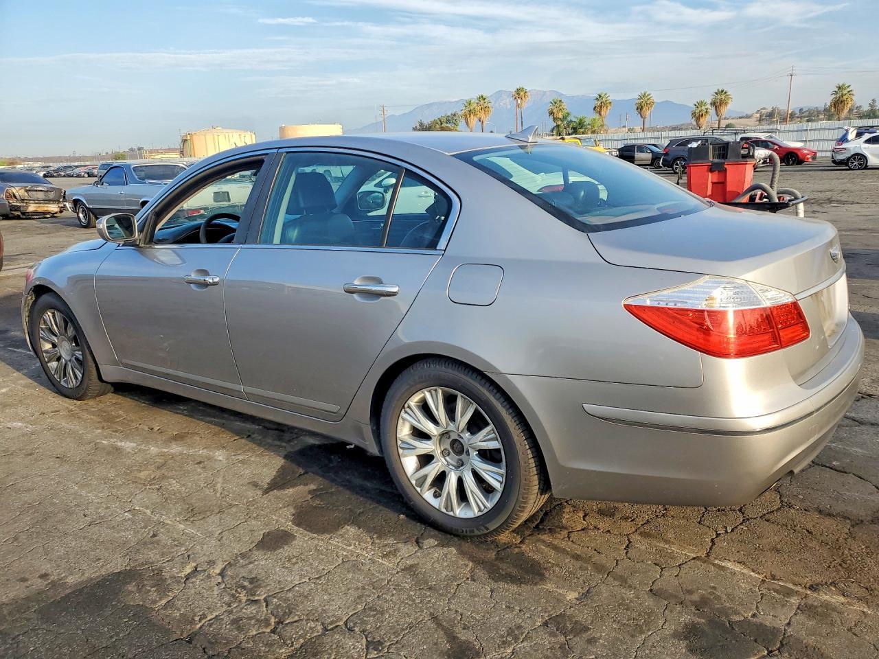 2011 Hyundai Genesis 3.8L - Фото 2