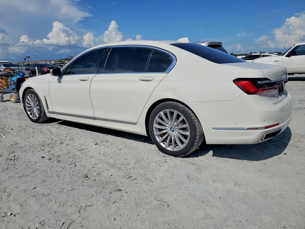 2020 BMW 740 I - Фото 2