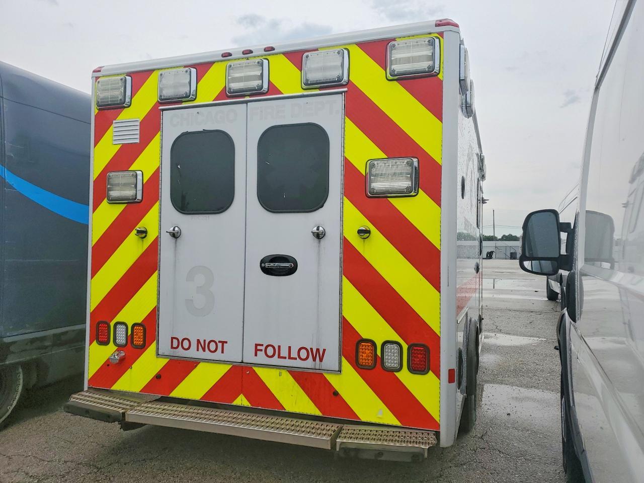2017 Ford Econoline E450 Sd Ambulance - Image 3