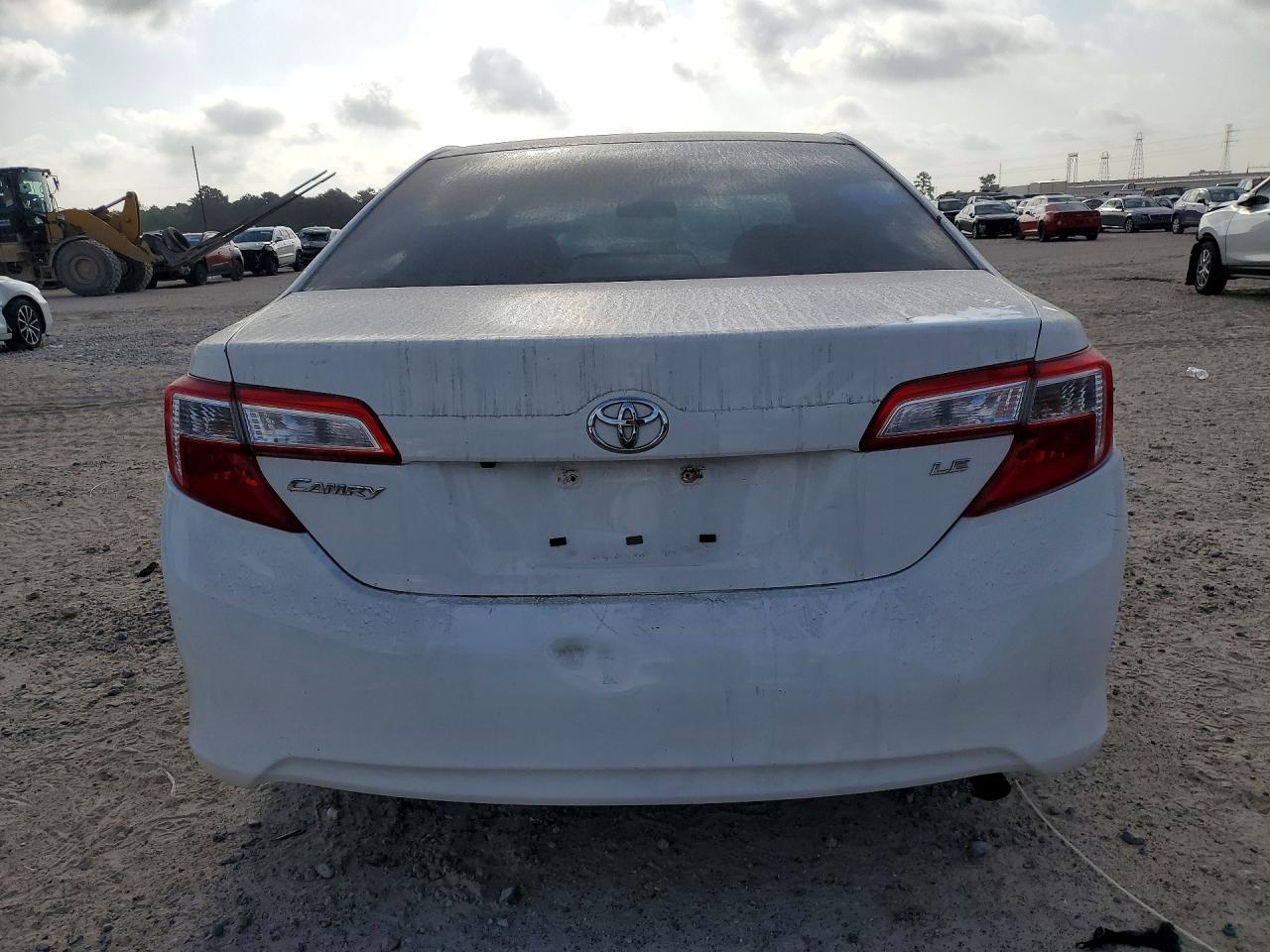 2014 Toyota Camry Le - Фото 6