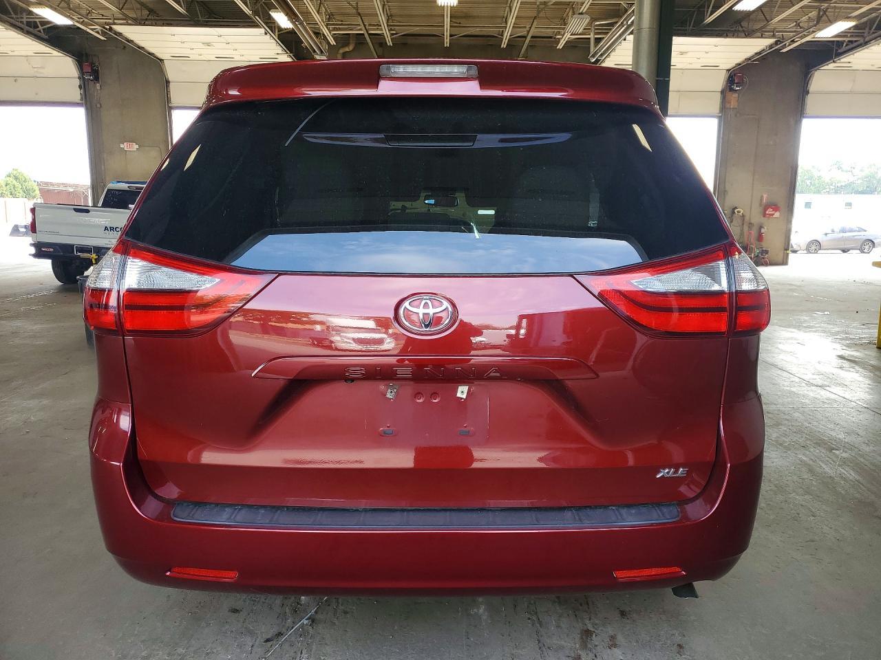 2015 Toyota Sienna Xle 8-Passenger - Фото 6