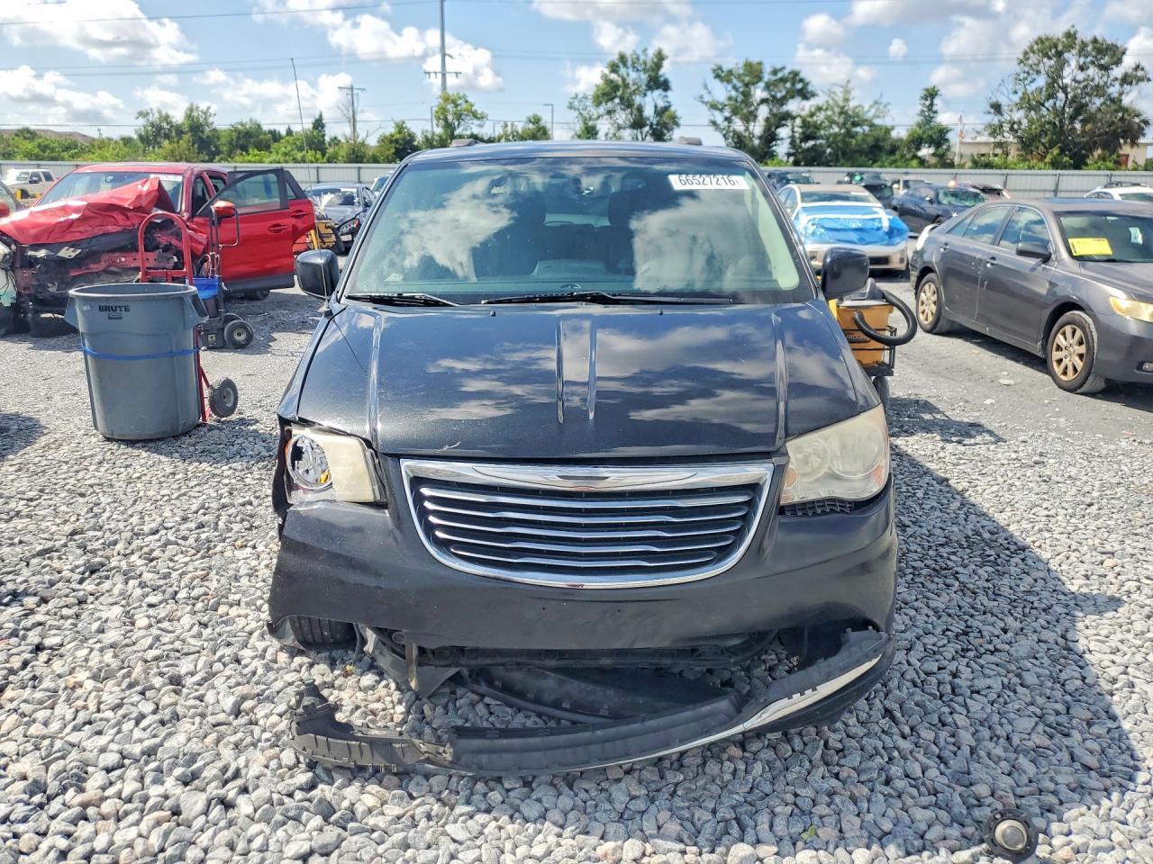 2013 Chrysler Town & Country Touring - Image 5