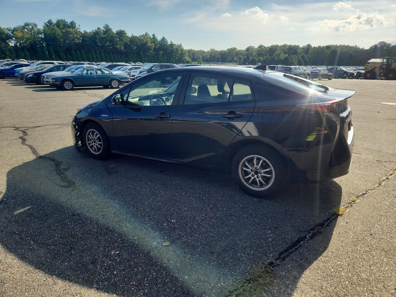 2017 Toyota Prius Three - Фото 2