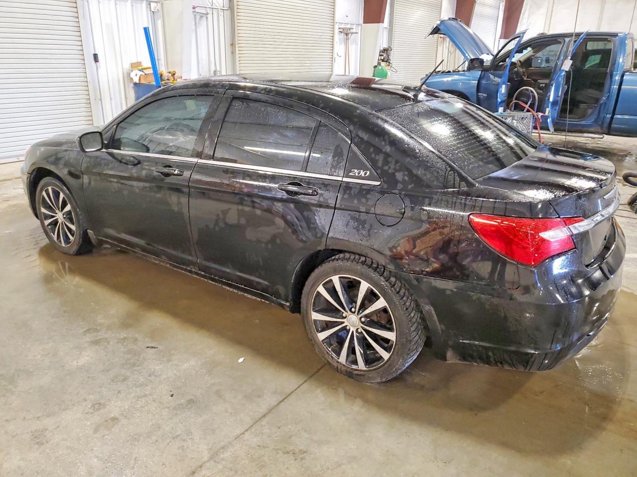 2011 Chrysler 200 S - Фото 2