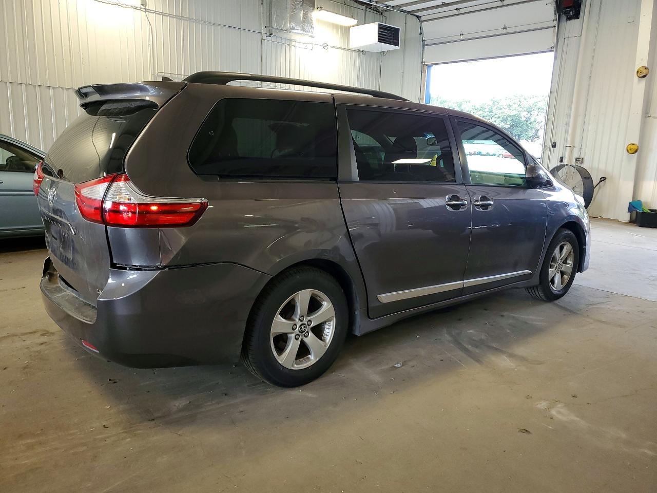 2019 Toyota Sienna Le - Фото 3