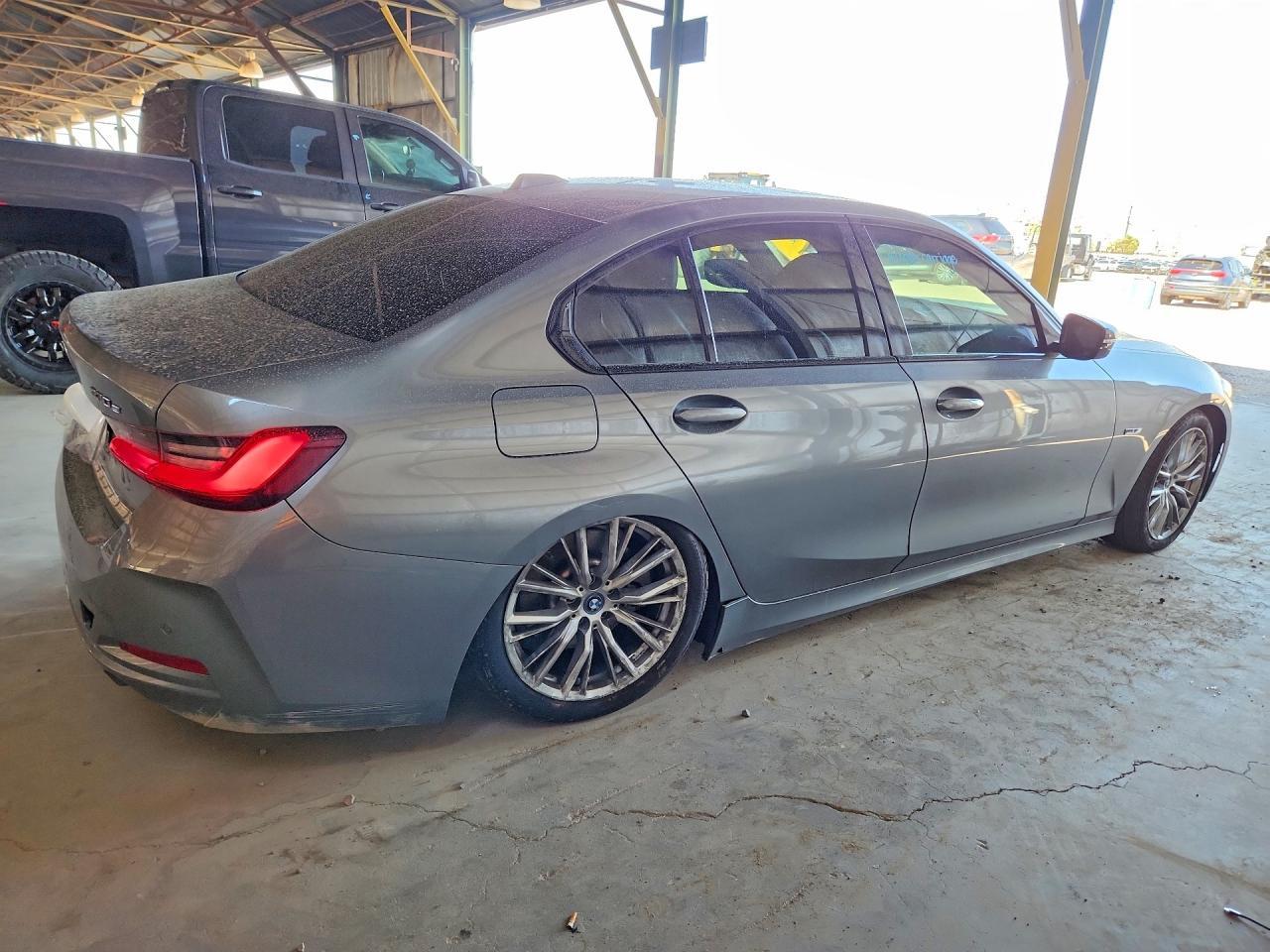 2023 BMW 330Xe - Фото 3