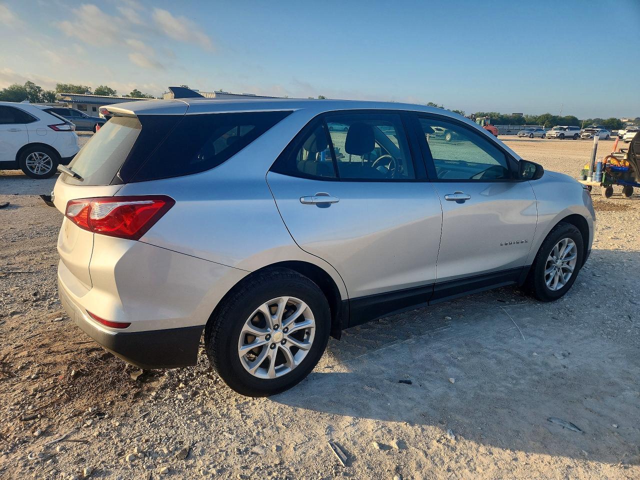2018 Chevrolet Equinox Ls - Image 3