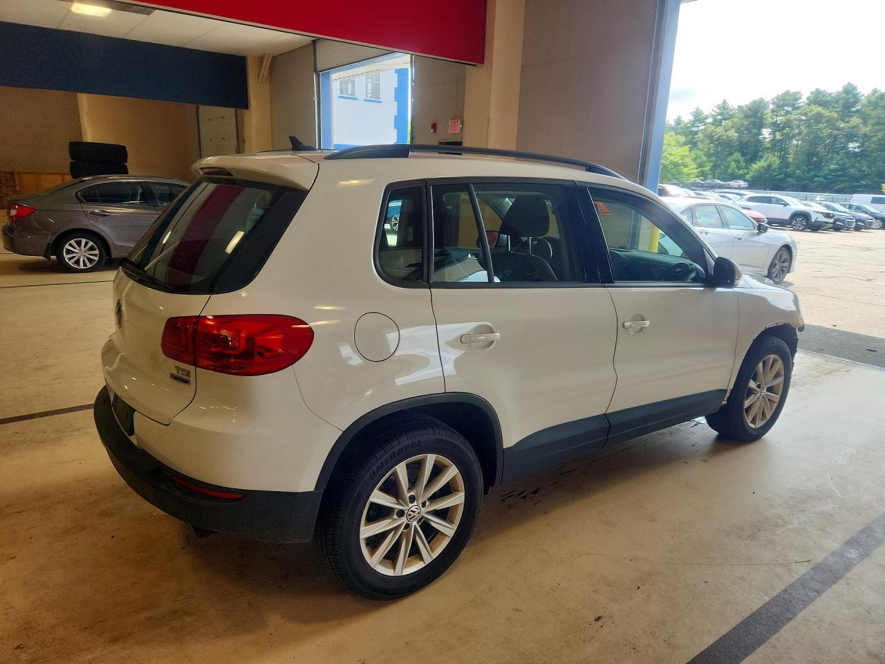 2017 Volkswagen Tiguan S - Фото 3