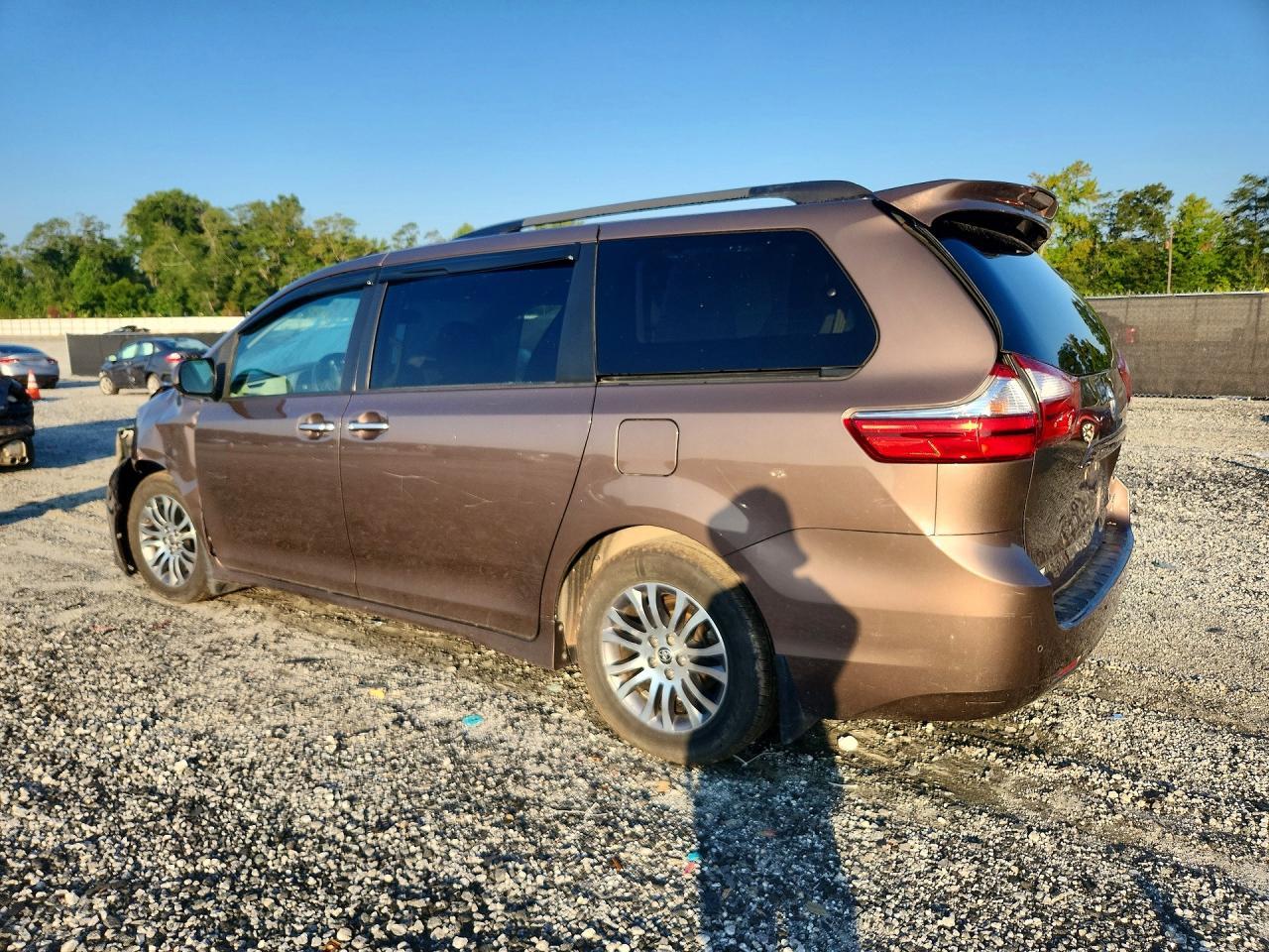 2020 Toyota Sienna Xle Premium 8-Passenger - Фото 2