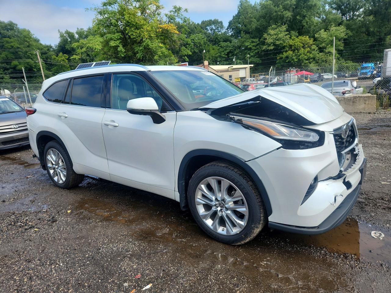 2022 Toyota Highlander Limited - Image 4