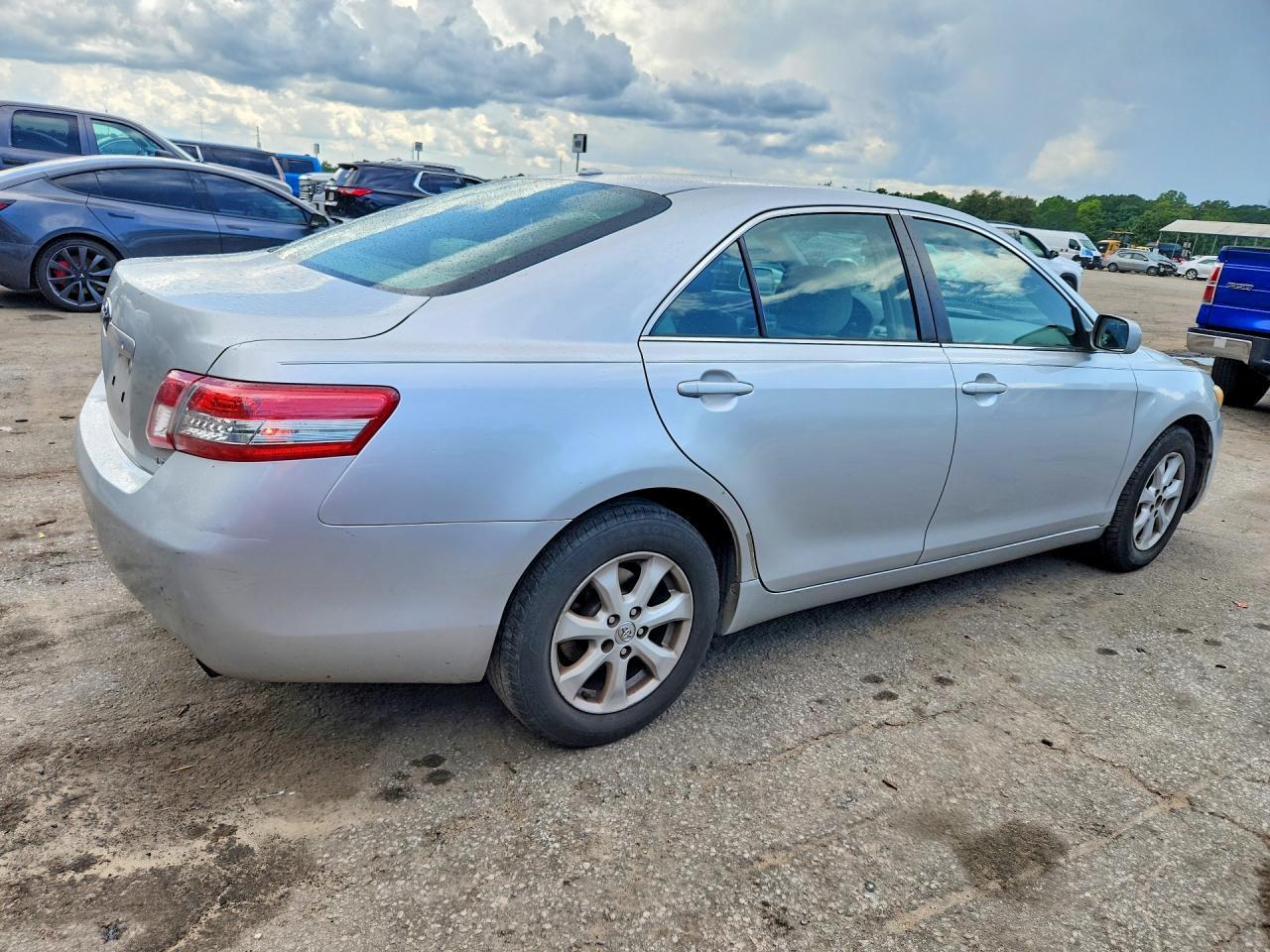 2011 Toyota Camry Le - Image 3