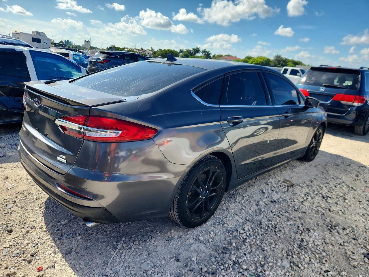 2019 Ford Fusion Se - Image 3