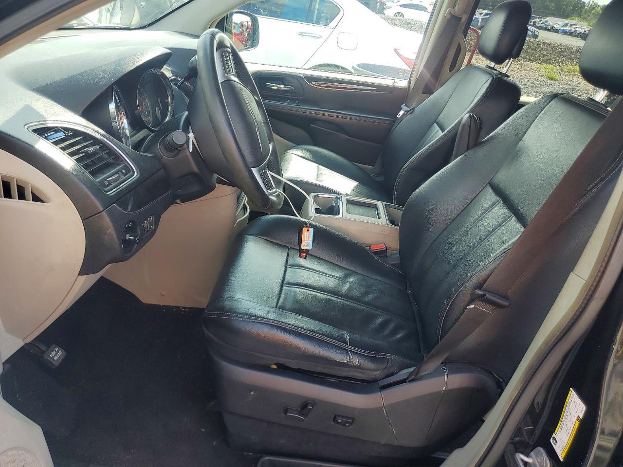 2013 Chrysler Town & Country Touring - Image 7