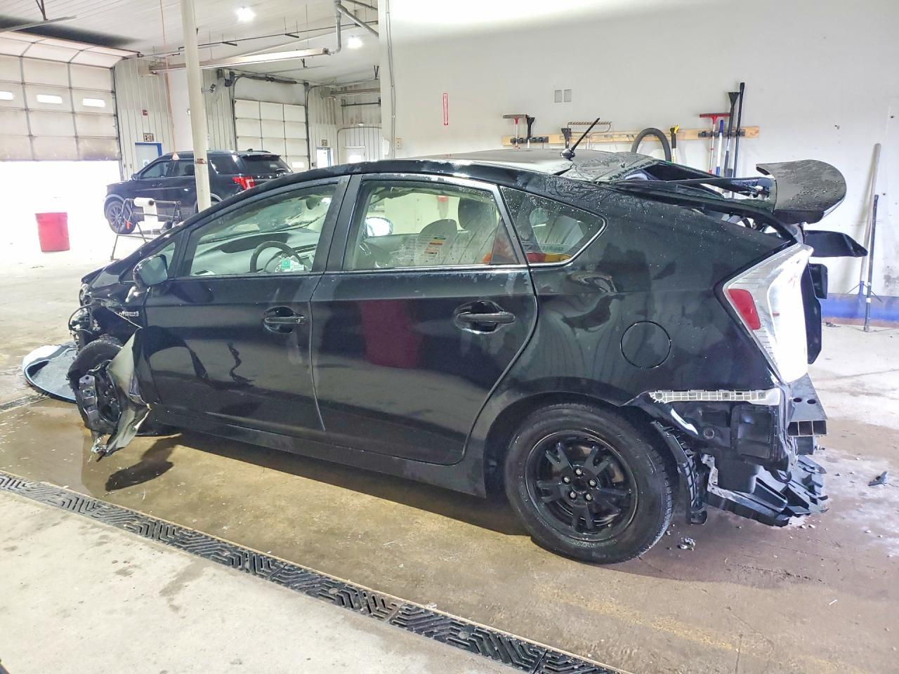 2015 Toyota Prius Two - Фото 2