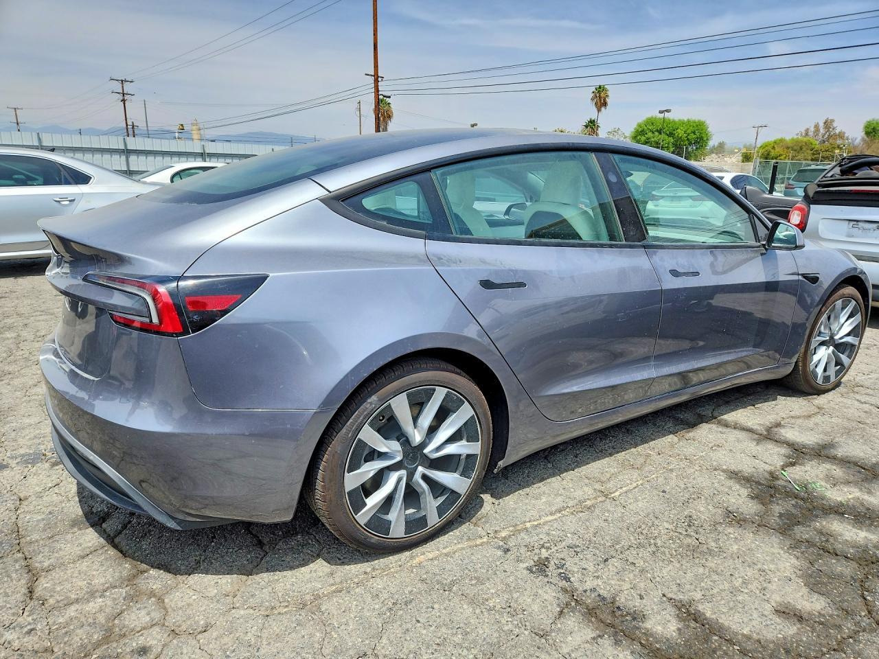 2025 Tesla Model 3 - Фото 3