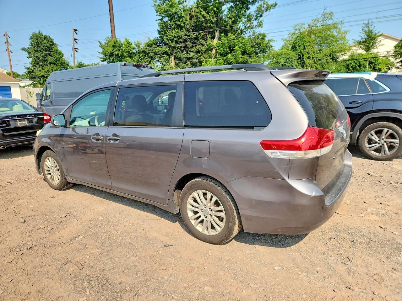 2011 Toyota Sienna Xle 8-Passenger - Фото 2