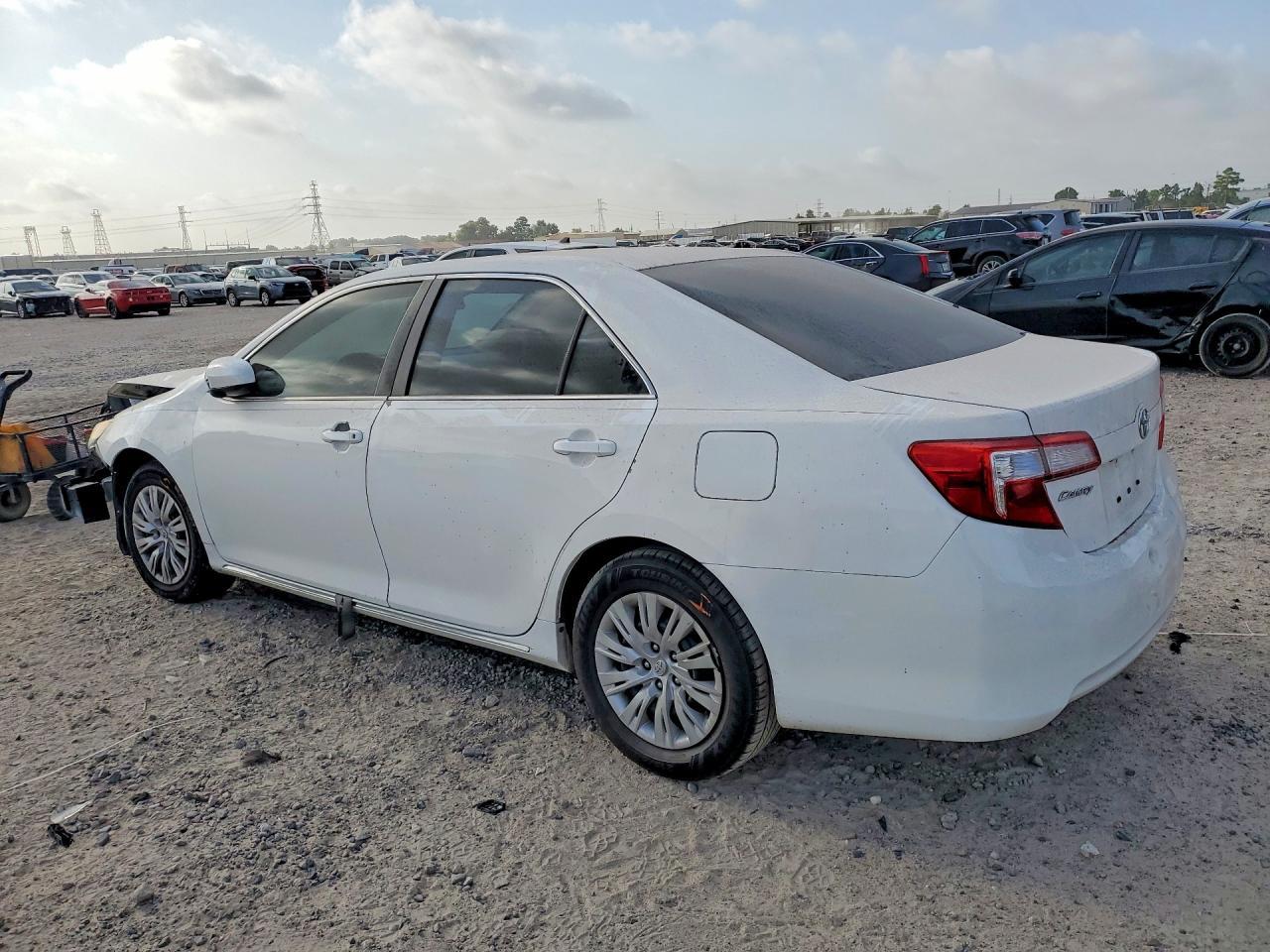 2014 Toyota Camry Le - Фото 2