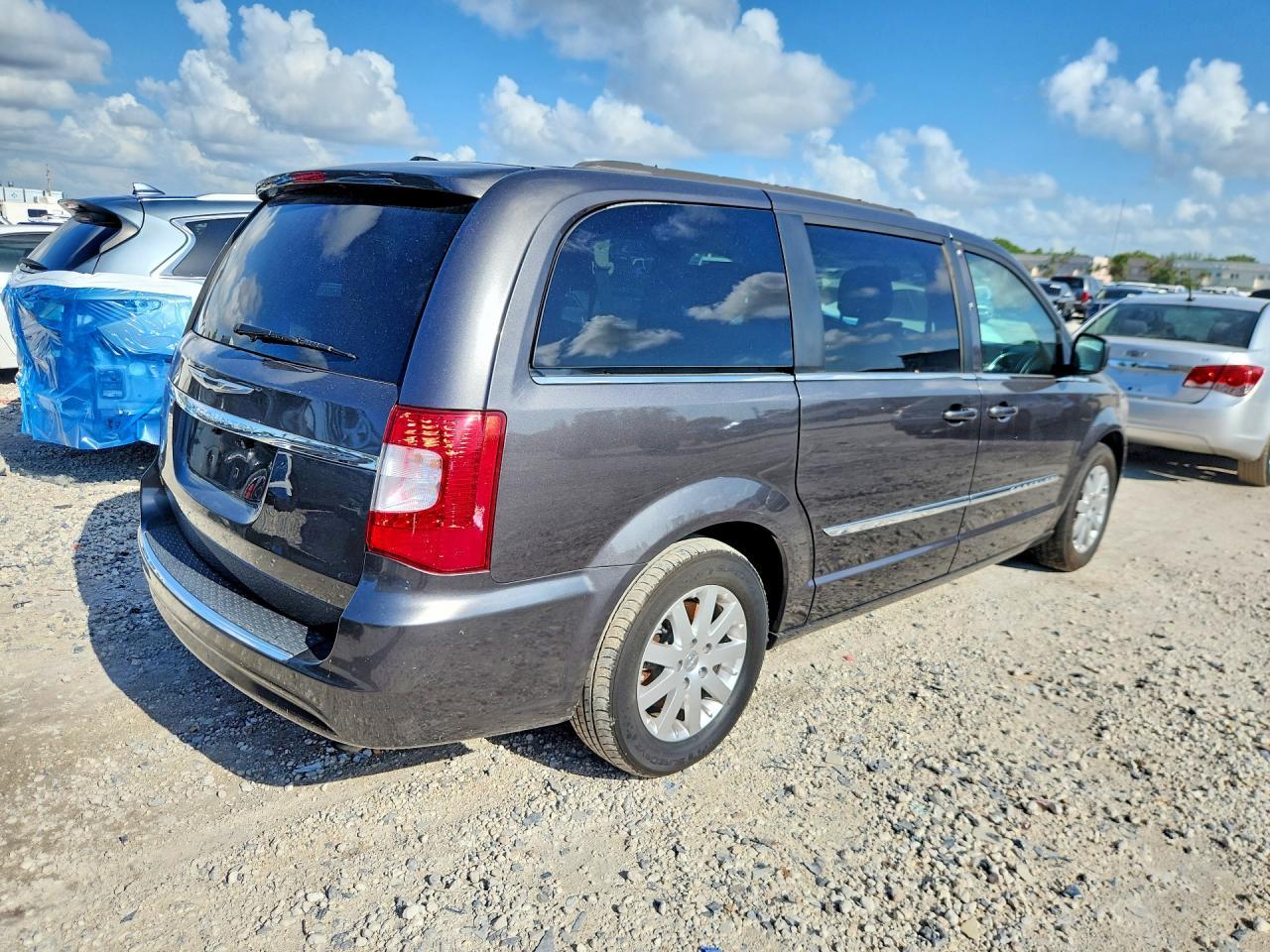 2015 Chrysler Town & Country Touring - Фото 3