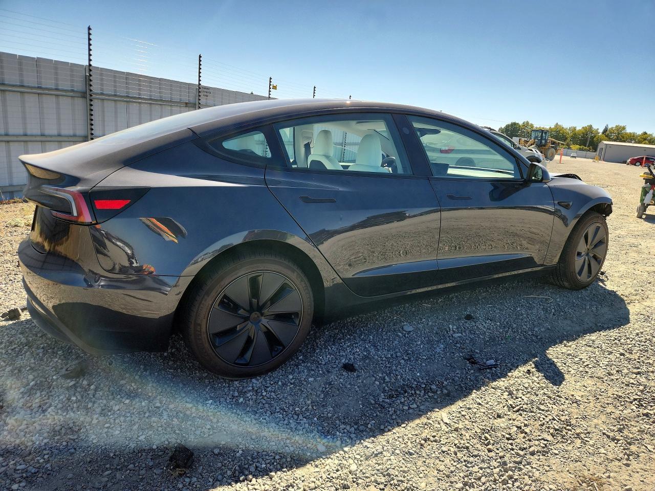 2025 Tesla Model 3 - Фото 3