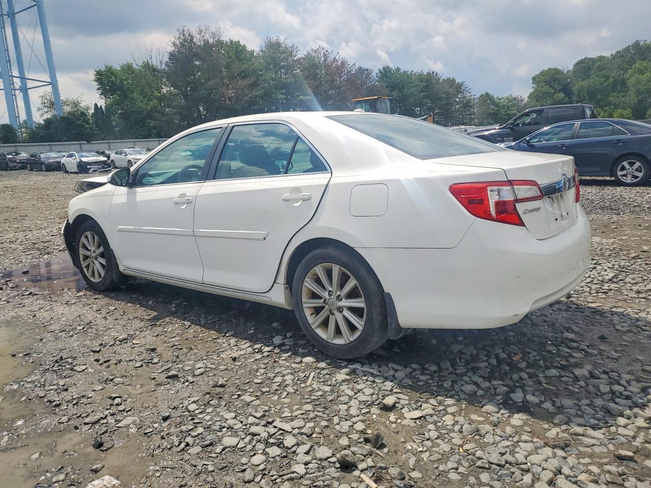 2014 Toyota Camry Xle - Image 2