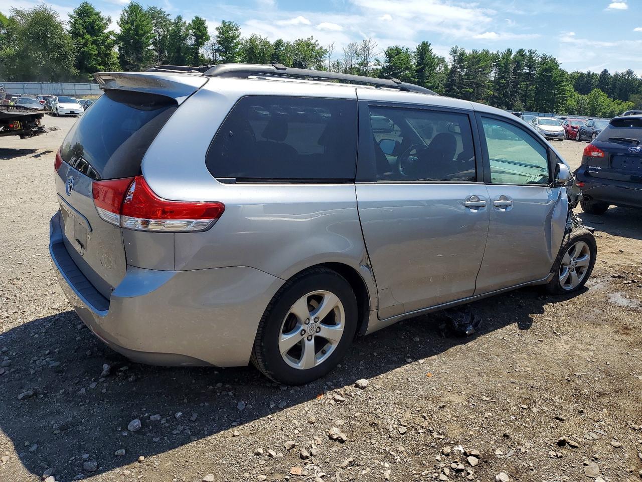 2011 Toyota Sienna Le - Фото 3