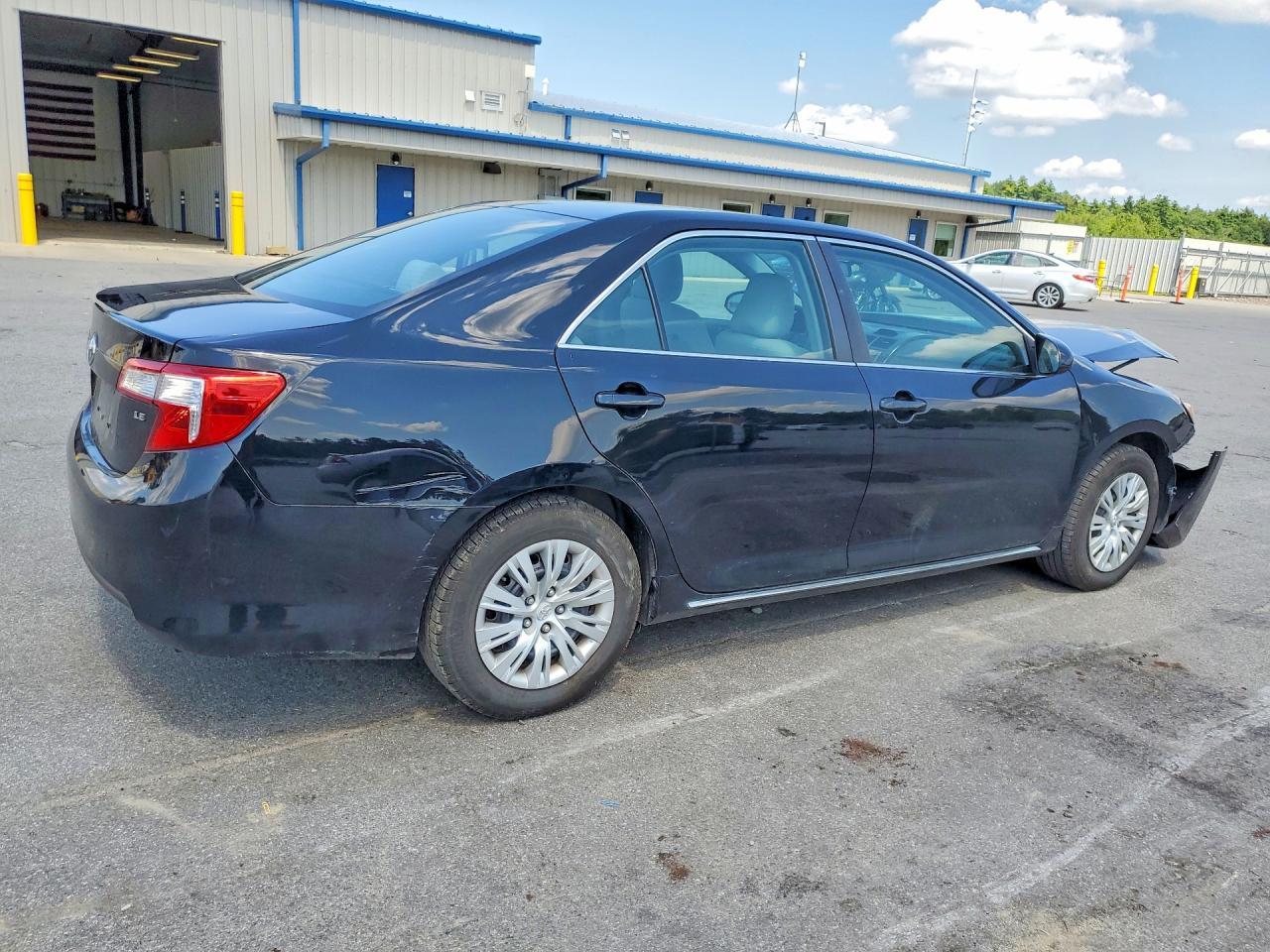2014 Toyota Camry Le - Фото 3
