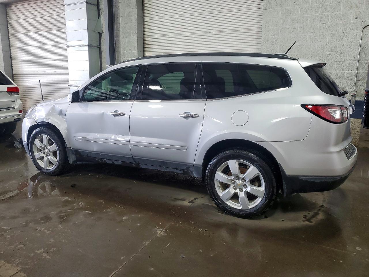 2017 Chevrolet Traverse Lt - Фото 2