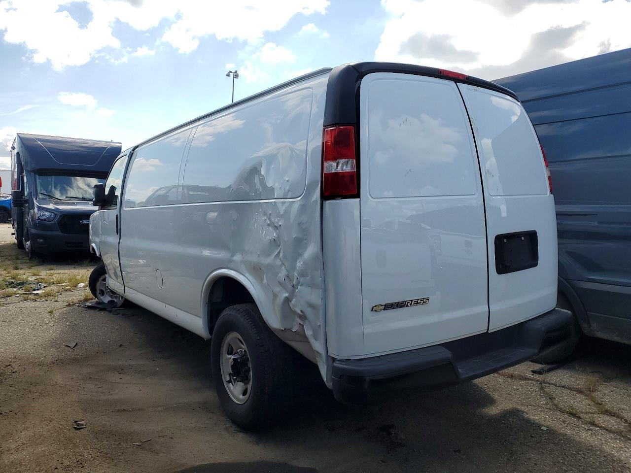 2023 Chevrolet Express G2500 - Фото 2