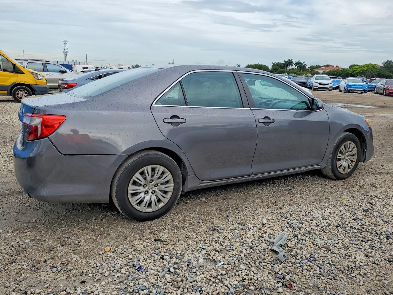 2012 Toyota Camry Le - Фото 3