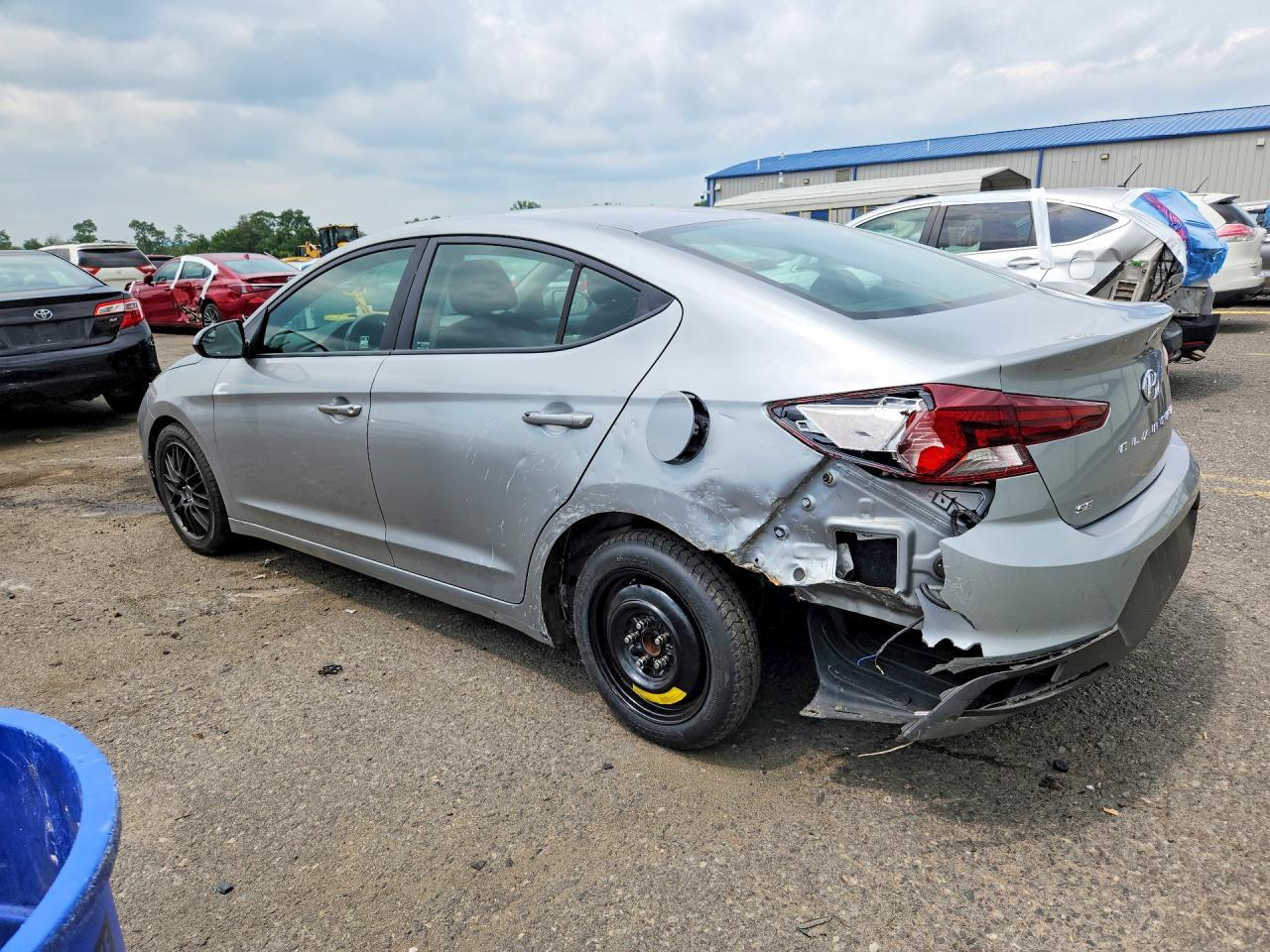 2020 Hyundai Elantra Se - Image 2